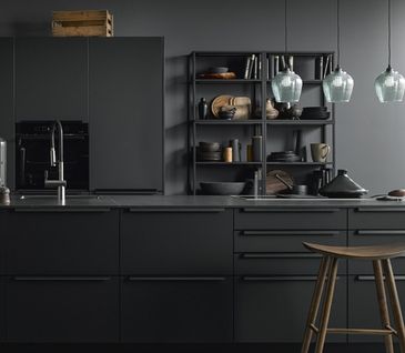 Moderne schwarze, zweizeilige Küche mit Insel