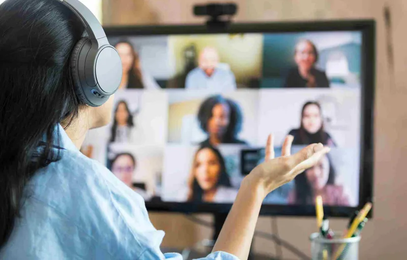 Une personne participe à un webinaire en visio