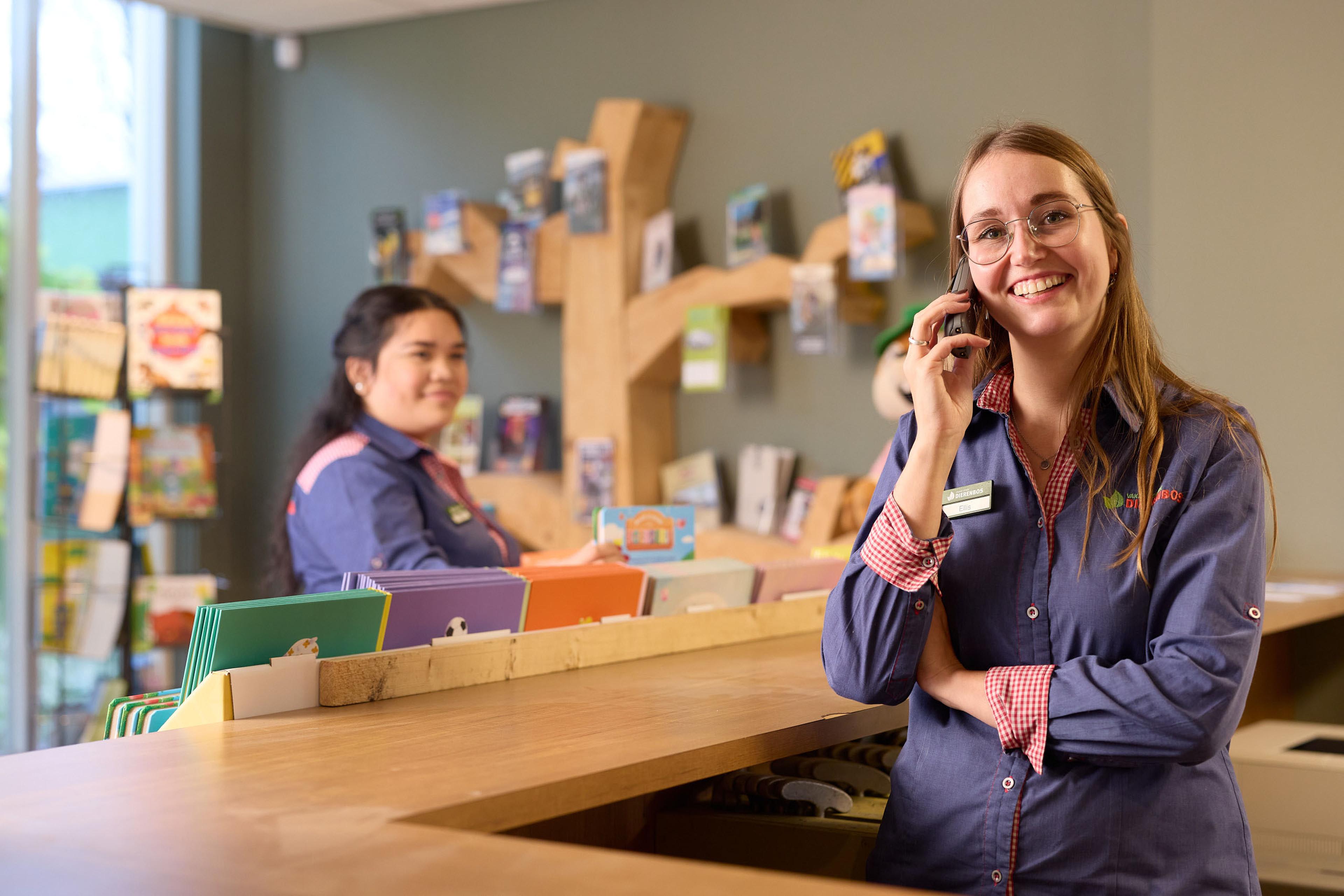 Medewerksters van de receptie aan de telefoon in Vakantiepark Dierenbos