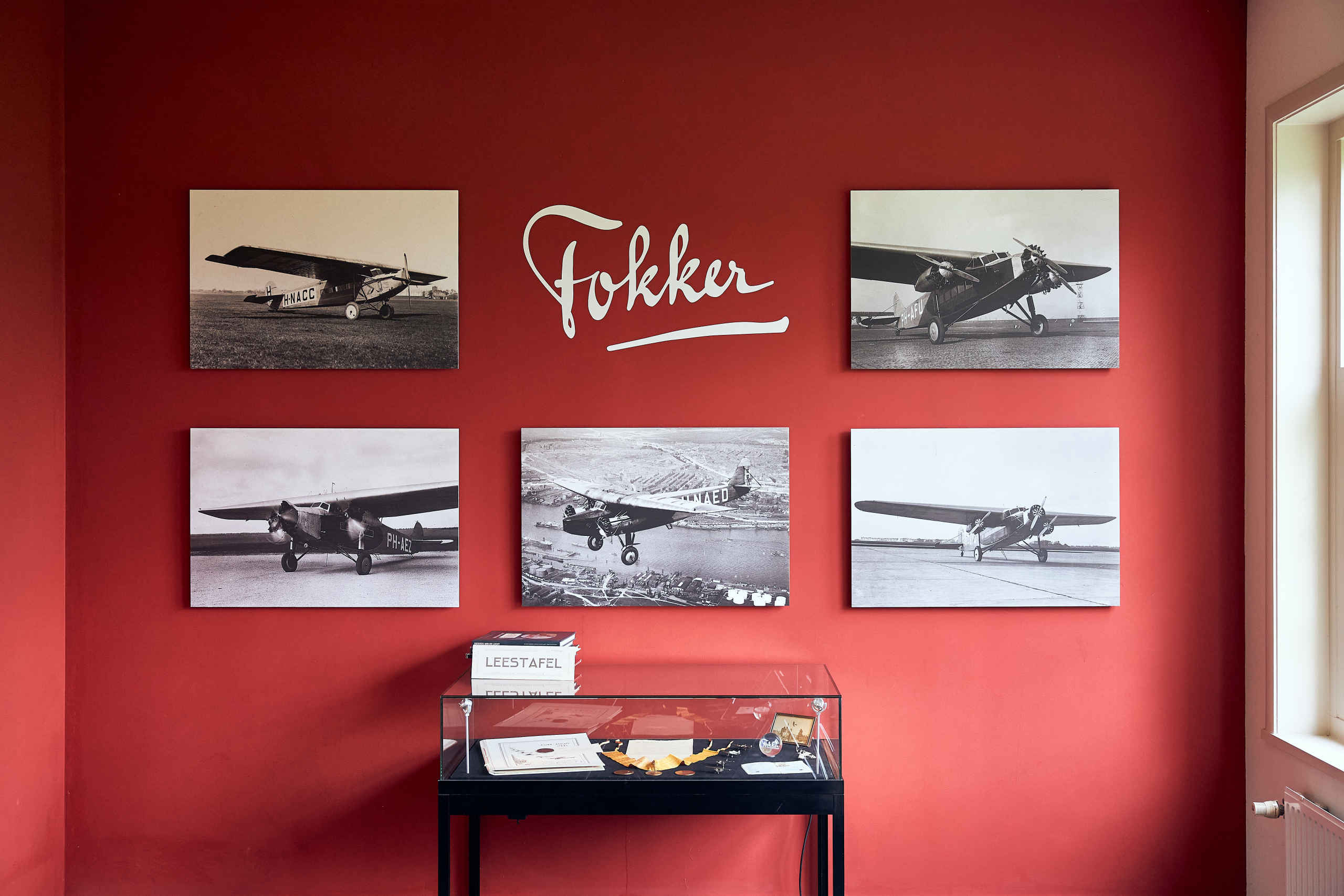 De wanddecoratie in de plesman salon van Aviodrome