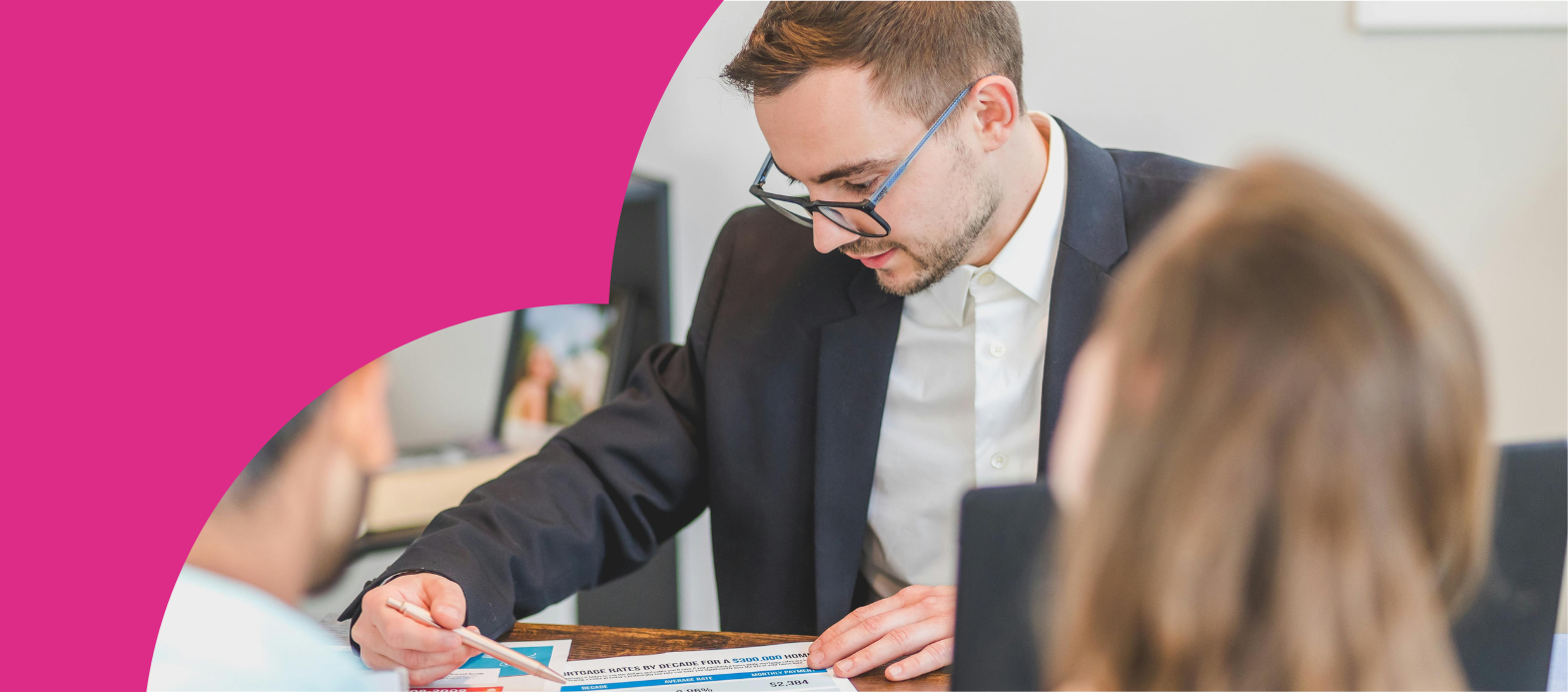 bankmedewerker sluit lening af