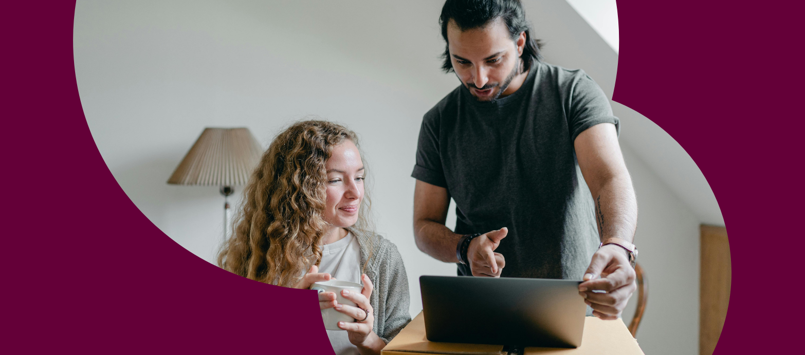 koppel bekijkt leningopties