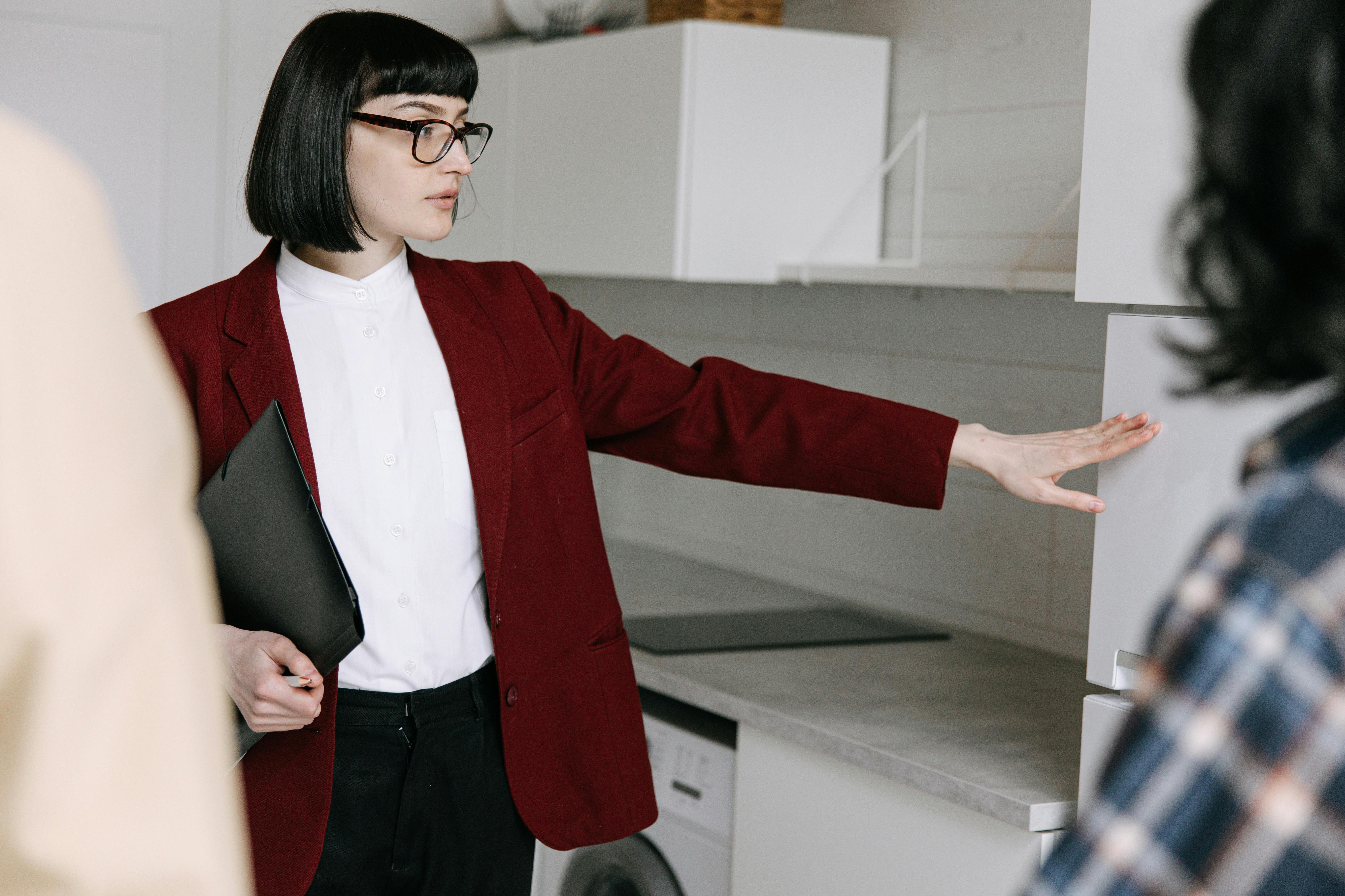 makelaar maakt schattingsverslag van woning