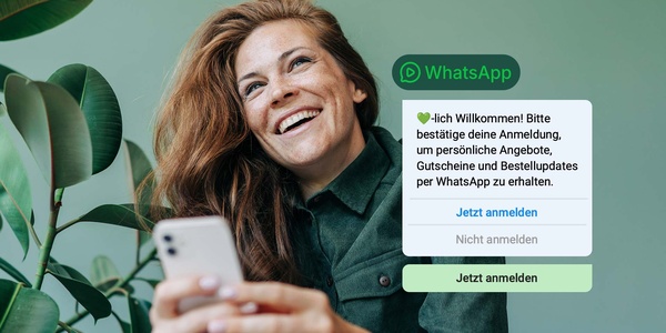 LINK Mobility – Fröhliche Frau mit einem Smartphone und einer WhatsApp-Opt-in-Nachricht