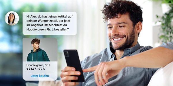 LINK Mobility – Fröhlicher Mann mit einem Smartphone und einer WhatsApp-Nachricht mit einem Rabatt-Angebot von seinem Wunschzettel