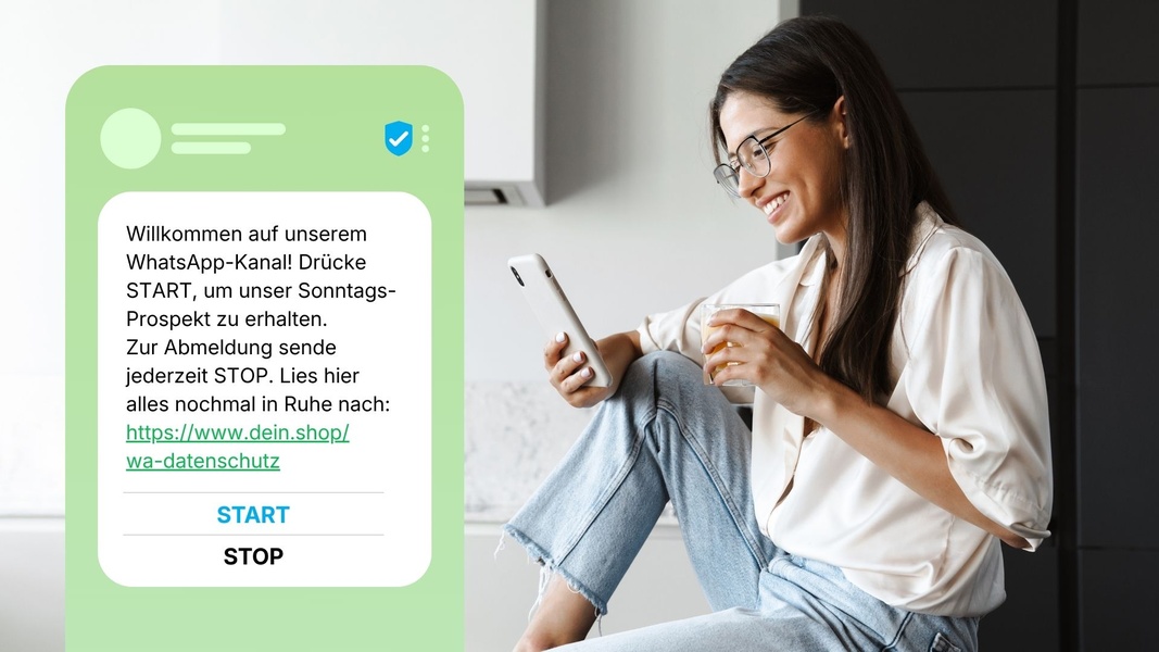 Eine Frau mit Brille lächelt in ihr Handy, neben ihr ist ein Bildschirm zu sehen, auf dem zur Teilnahme an einem WhatsApp-Kanal eingeladen wird. Sie kann sich einfach und rechtssicher für den Newsletter anmelden und auch jederzeit ihre Anmeldung widerrufen.