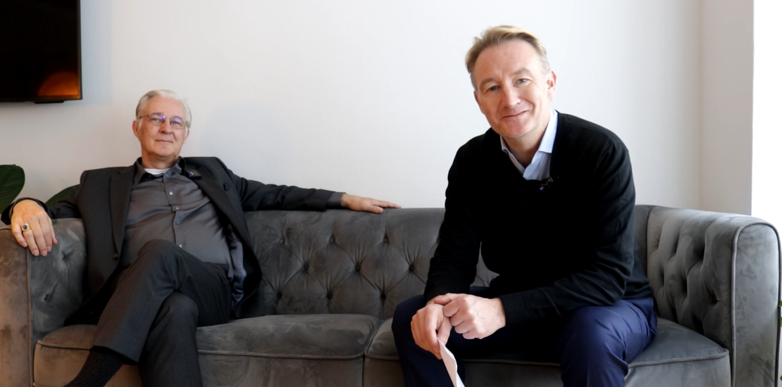 Graue Couch mit Uwe Rembor