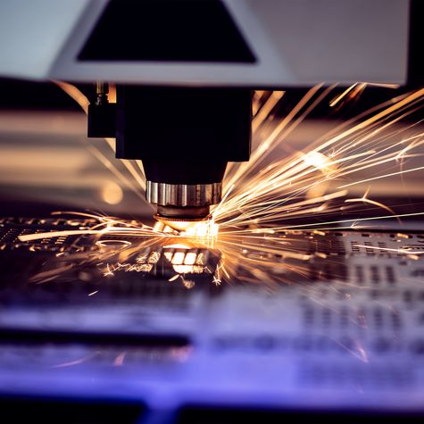 Laser schneidet Metall