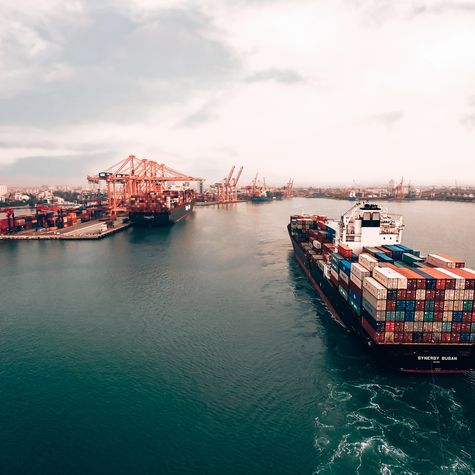Containerschiff im Hafen