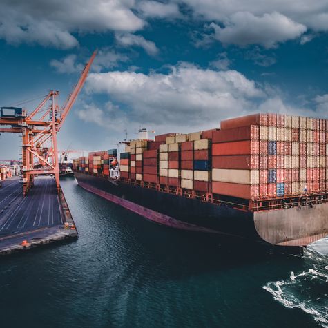 Luftaufnahme eines Containerfrachtschiffs