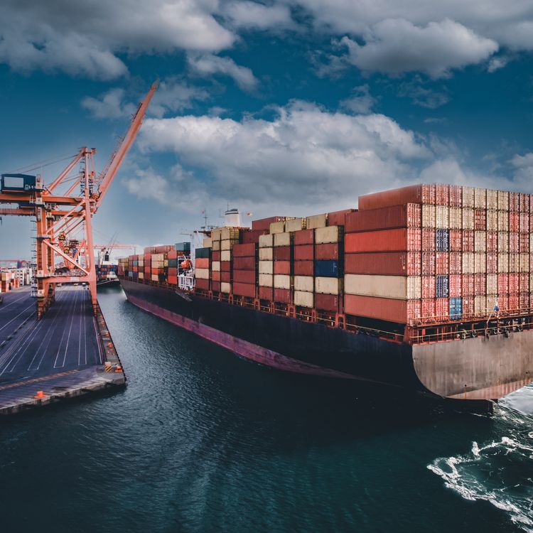 Luftaufnahme eines Containerfrachtschiffs