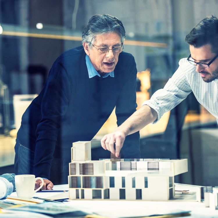 Zwei Architekten diskutieren neues Projekt