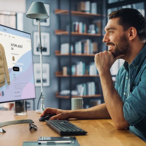 Mann kauft online ein