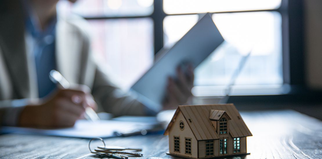 Unterzeichnen eines Hauskaufvertrag