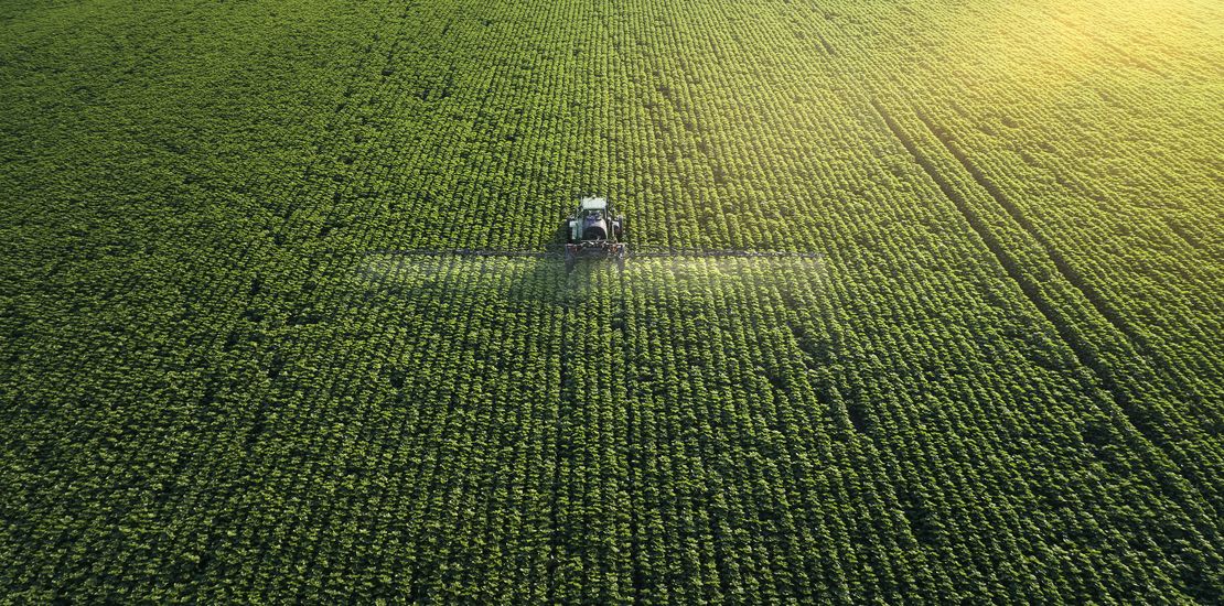 Luftaufnahme eines Traktors, der Feld düngt