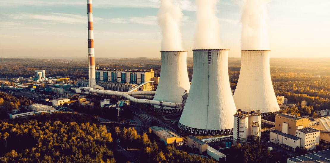 Kraftwerk mit weißem Rauch aus den Schornsteinen