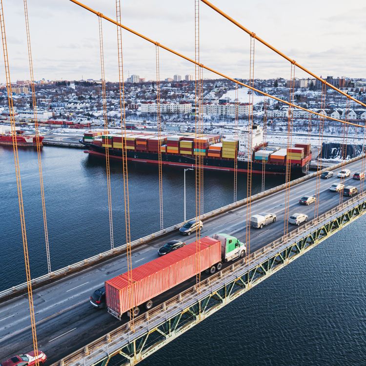 LKW und Containerschiff