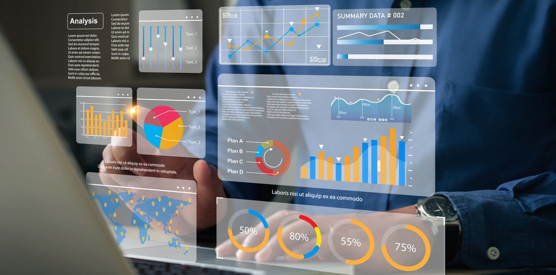 Analyst arbeitet an einem Laptop