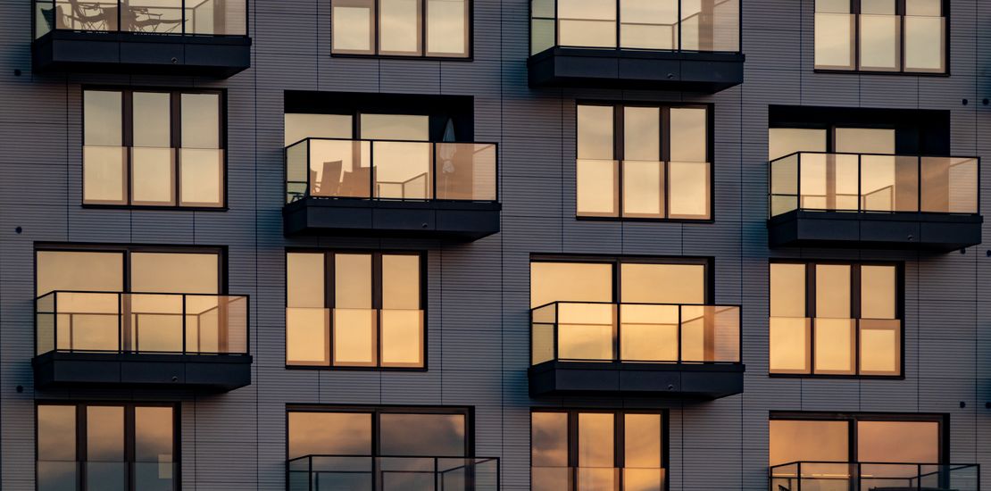 Abendsonne spiegelt sich in einer Glasfassade