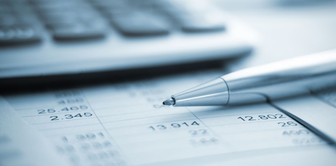 Finanztabelle mit Stift