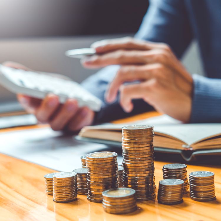 Geldstapel und Taschenrechner