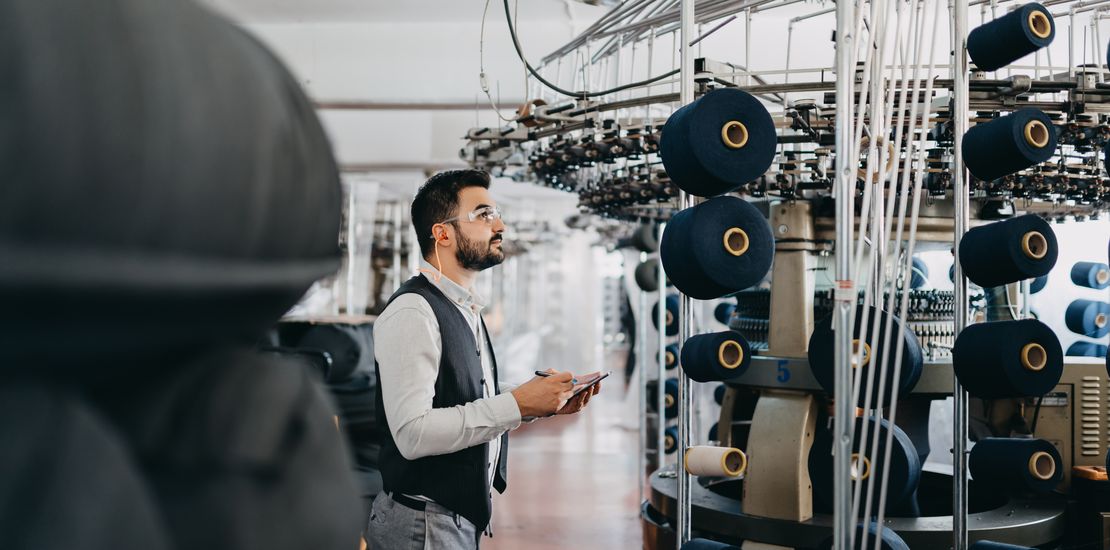 Mann überprüft Garn