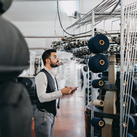 Mann überprüft Garn