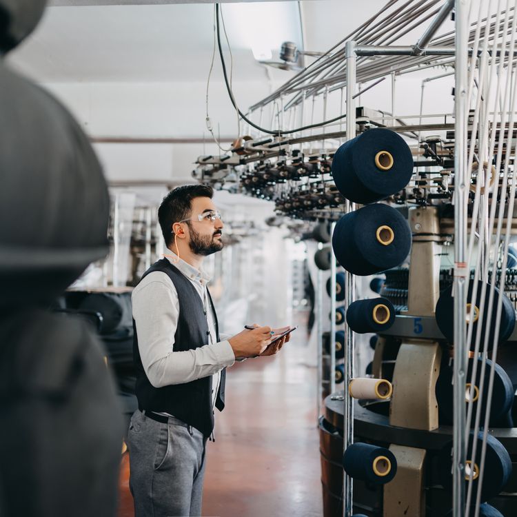 Mann überprüft Garn