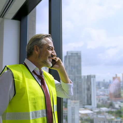 Mann in gelber Weste