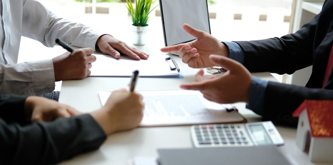 Unterzeichnung Hypothek Vertrag mit Immobilienmakler