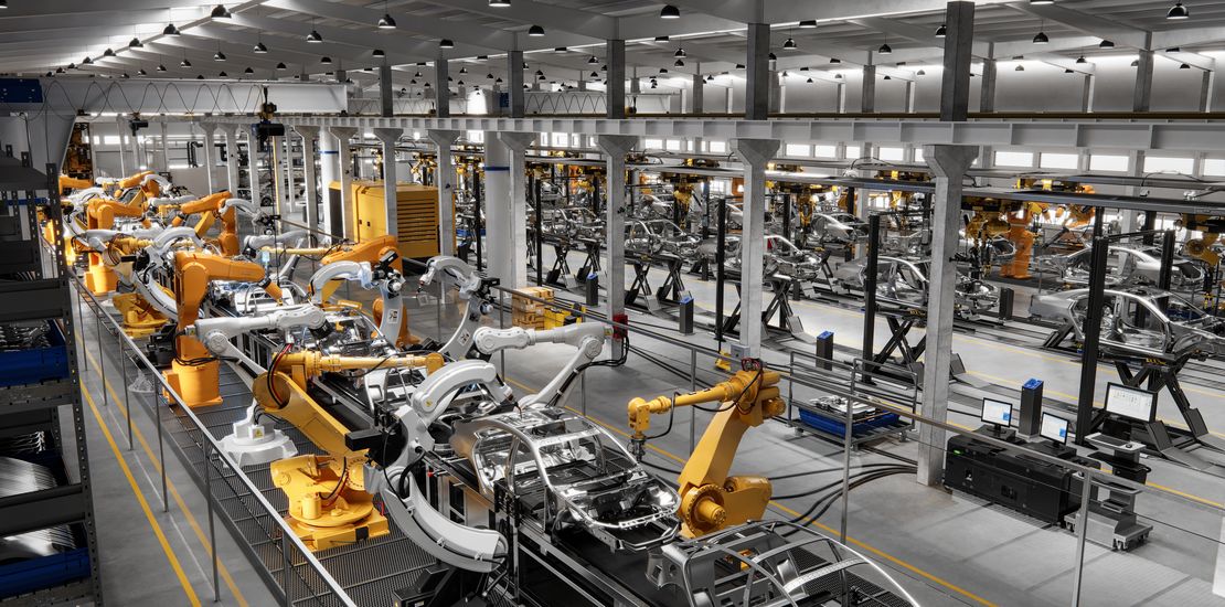 Autos am Produktionsband im Werk