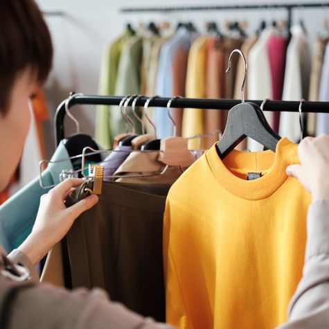 Frau wählt Kleidung aus