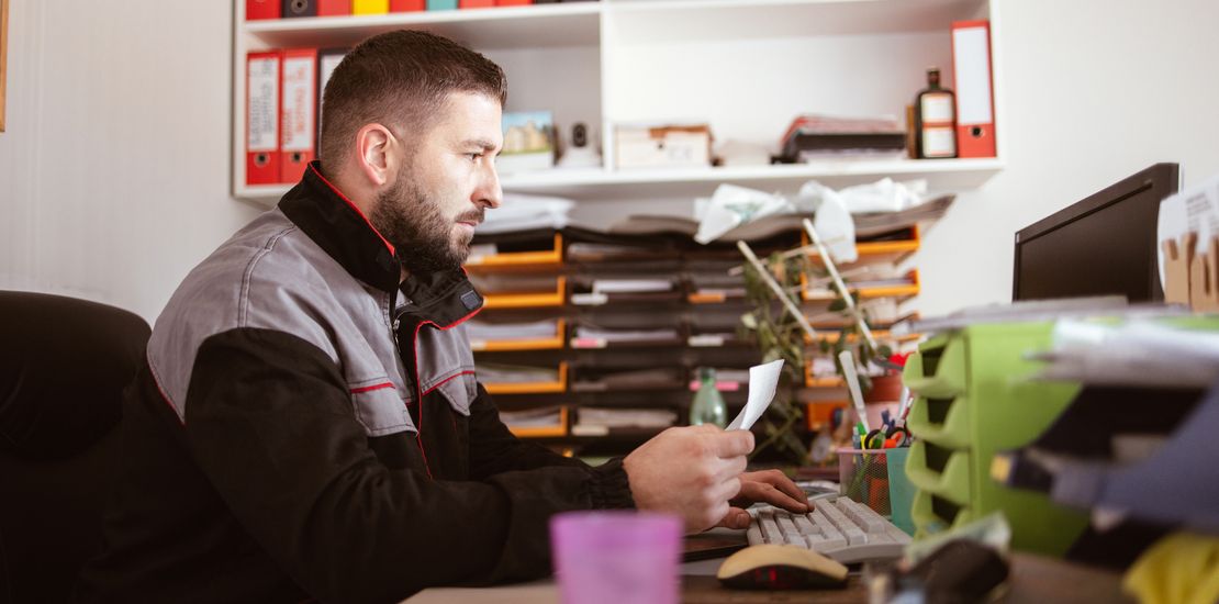 Handwerker stellt Rechnung