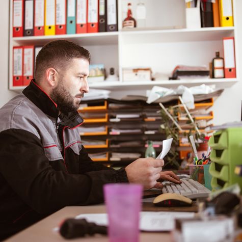 Handwerker stellt Rechnung