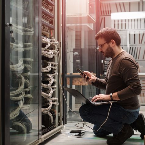 Techniker im Serverraum