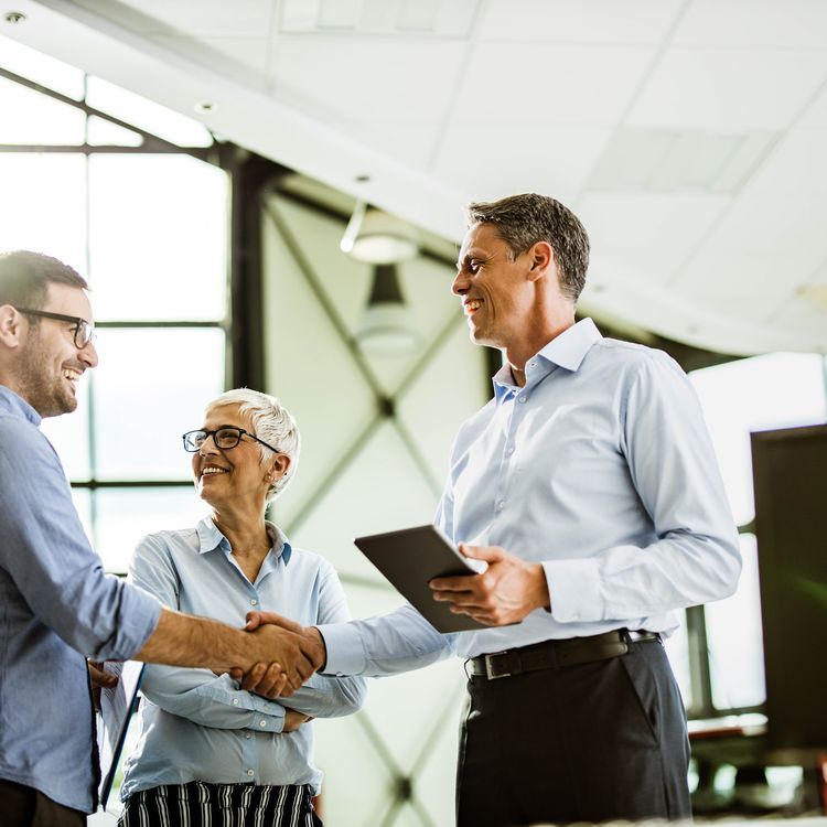 Geschäftskollegen haben sich geeinigt