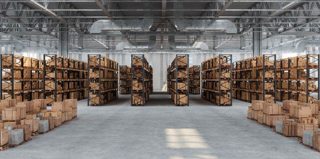 Auslieferungslager mit Kartons auf den Regalen