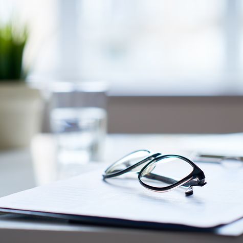 Unterlagen auf einem Tisch