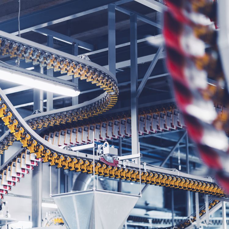 Förderbänder, die frisch gedruckte Zeitschriften transportieren