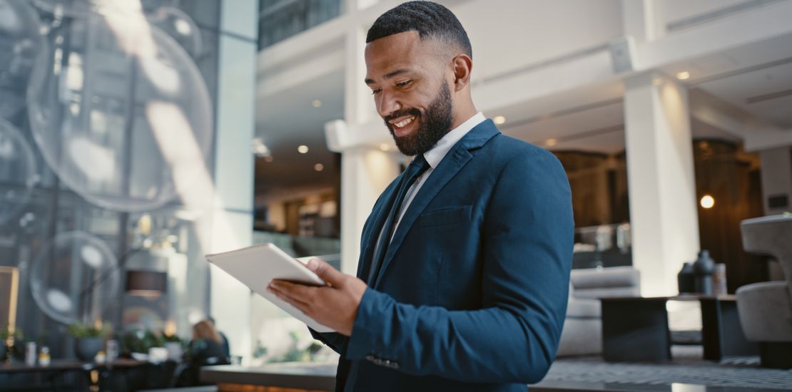Geschäftsmann mit Tablet