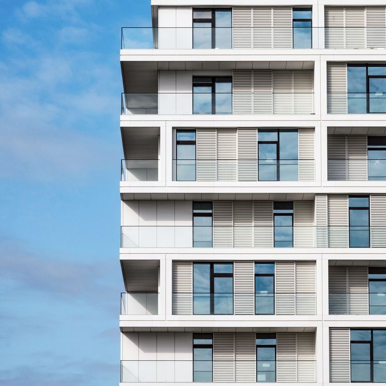 Moderne weiße Wohnhäuser in Berlin