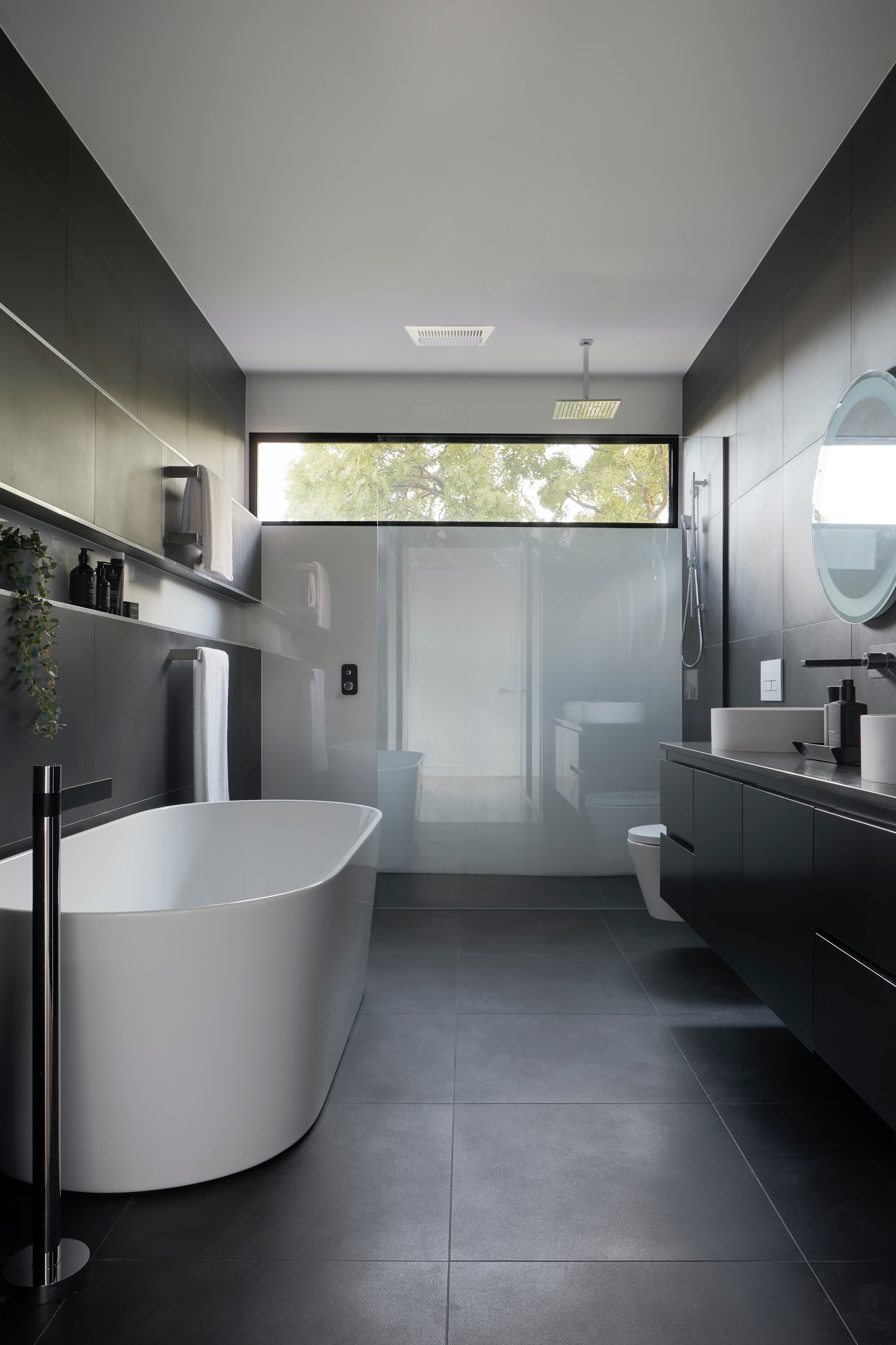 bathfan in a full bathroom