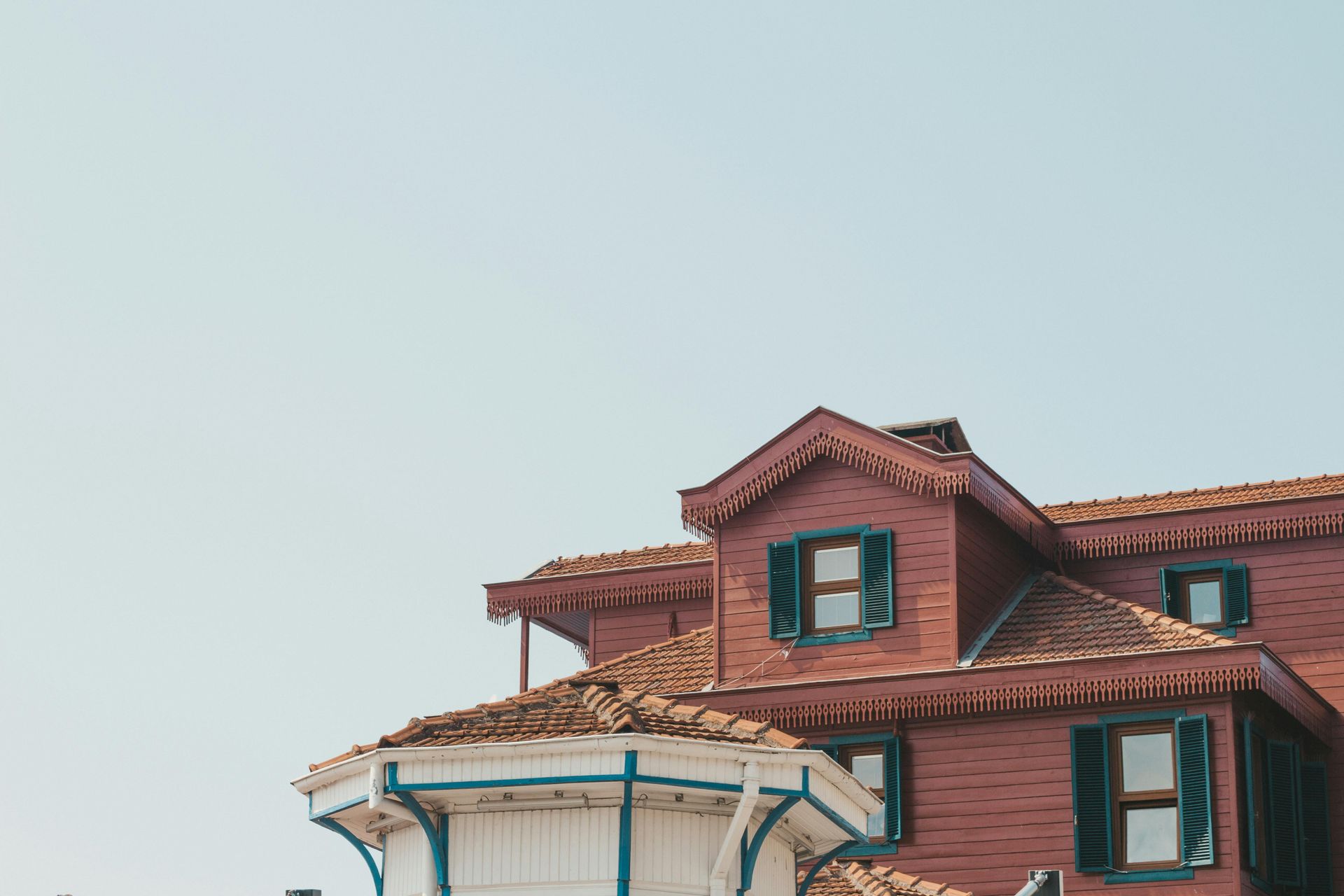 Image of a house with the focus on the attic