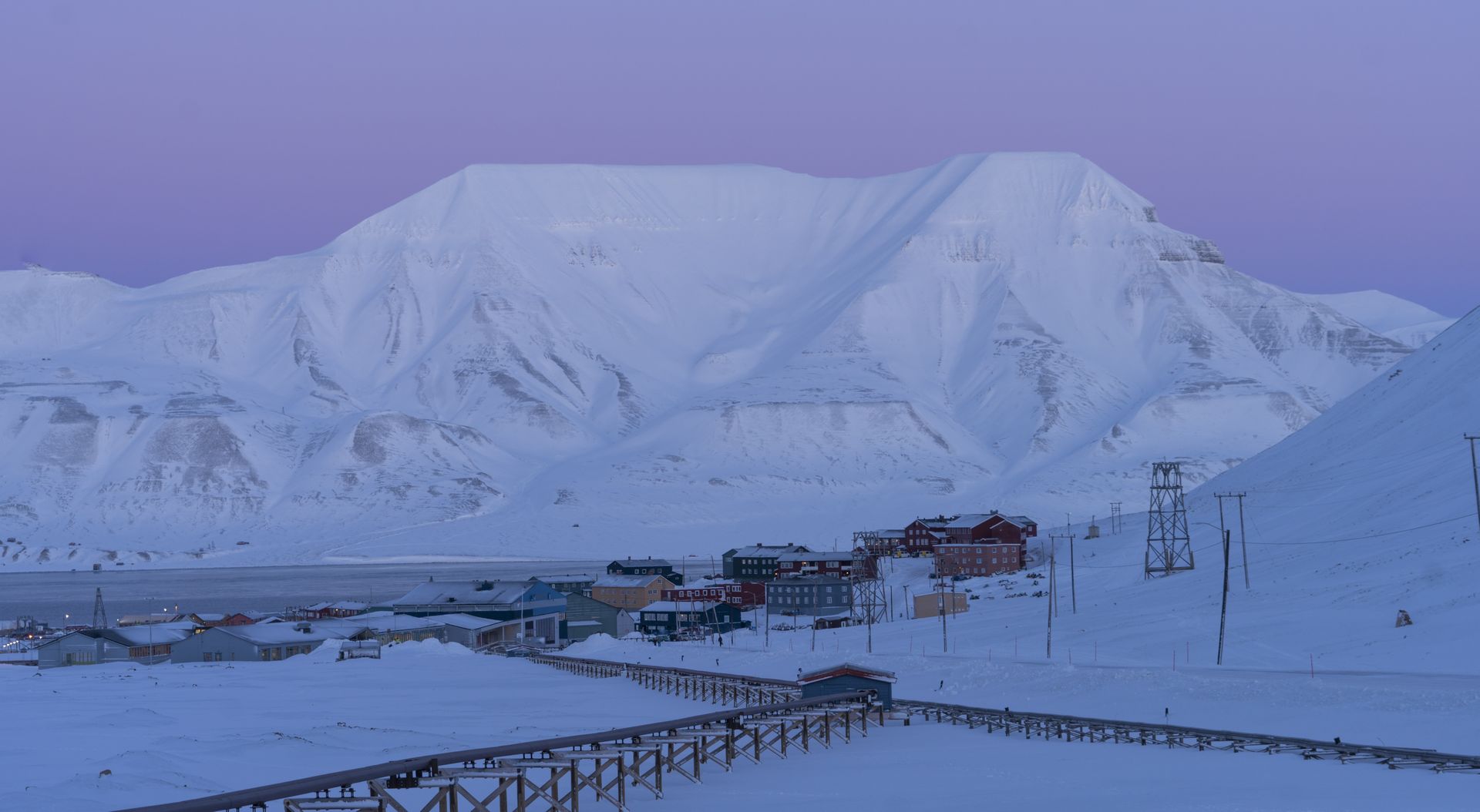 Funken Lodge, Huset, Longyearbyen, Longyearbyen skole, Nybyen, daler og fjell, panorama, rosa himmel