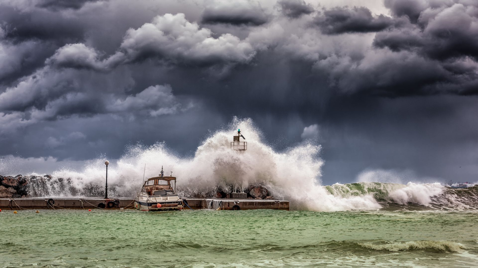 Image of a wild sea and dark sky
