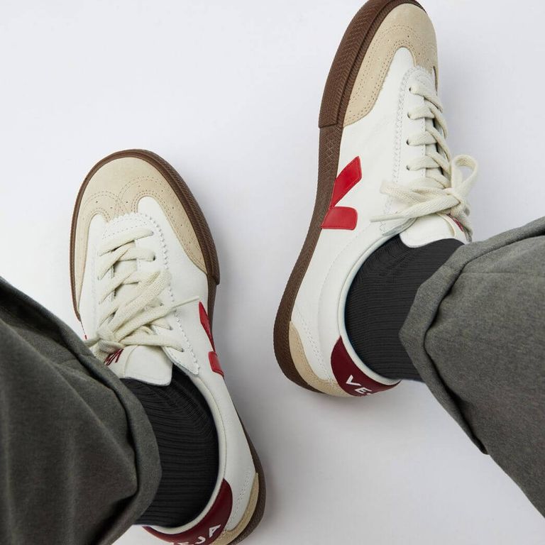 VEJA Volley sneakers met donkerbruine gumzool en rode details
