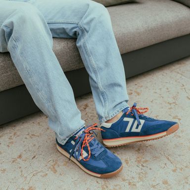 man-zit-op-een-bank-back-70-schoenen