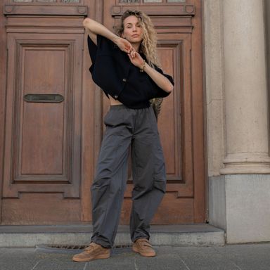 vrouw-staat-voor-deur-nubikk-suede-schoenen