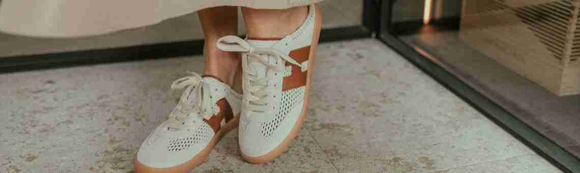 model met sneakers