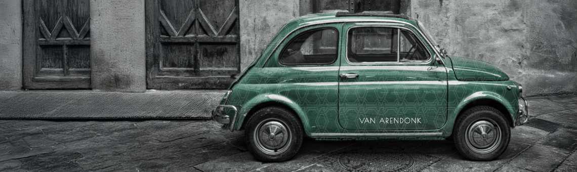 Groene mini met Van Arendonk logo in oud straatje